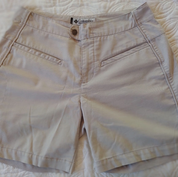 Columbia Women's Bermuda Shorts SZ 6 GRT Beige - Picture 8 of 8